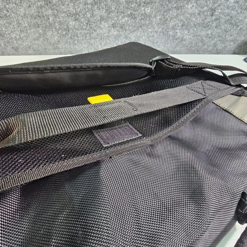 Targus CityGear TCG200 Messenger Shoulder Bag Tablet Notebook Case‎ (Up to 17